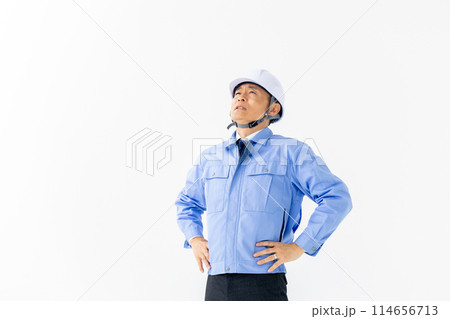 作業服の男性　ヘルメット　悩む 114656713