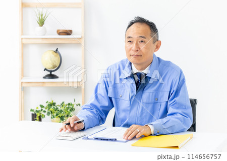 作業服の男性 書類 作業服の男性 書類 114656757