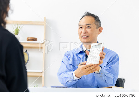 作業服の男性　転職　面談　電卓 114656780
