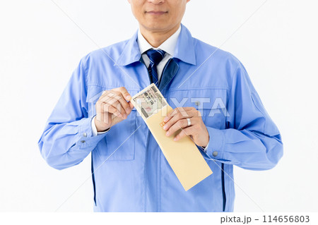 作業着の男性　札束　封筒　顔なし 114656803