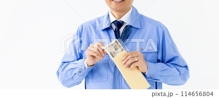 作業着の男性 札束 封筒 顔なし 作業着の男性 札束 封筒 顔なし 114656804