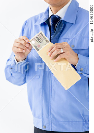 作業着の男性　札束　封筒　顔なし　縦 114656809