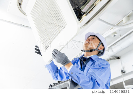 作業着の男性　エアコン　点検　 114656821
