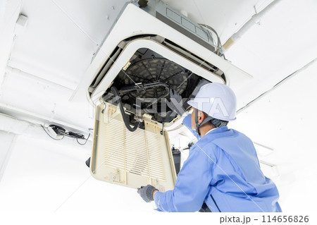 作業着の男性　エアコン　点検　 114656826