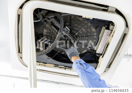 作業着の男性　エアコン　点検　手元 114656835