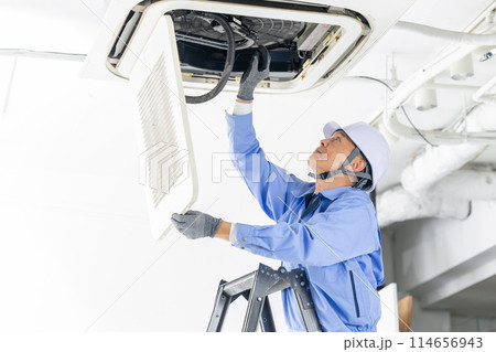 作業着の男性　エアコン　点検 114656943