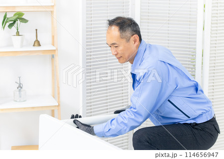 作業着の男性 便利 作業 作業着の男性 便利 作業 114656947