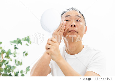 ミドル男性 ビューティー 手鏡 目元 ミドル男性 ビューティー 手鏡 目元 114657191