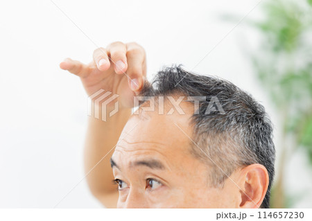 ミドル男性　ヘアケア　横顔 114657230