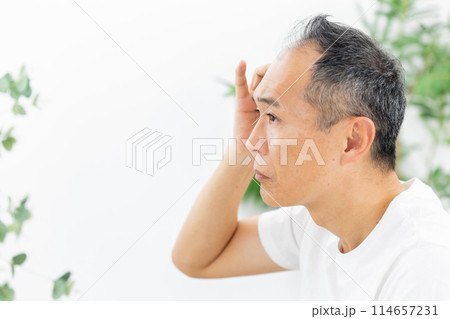 ミドル男性 ヘアケア 横顔 ミドル男性 ヘアケア 横顔 114657231