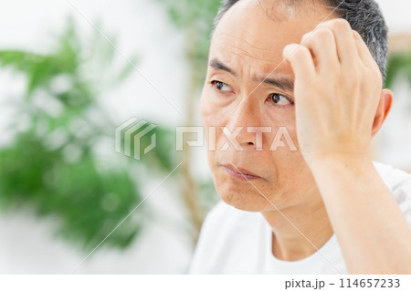 ミドル男性　ヘアケア　生え際 114657233