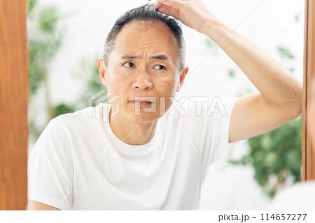 ミドル男性　ヘアケア　鏡 114657277