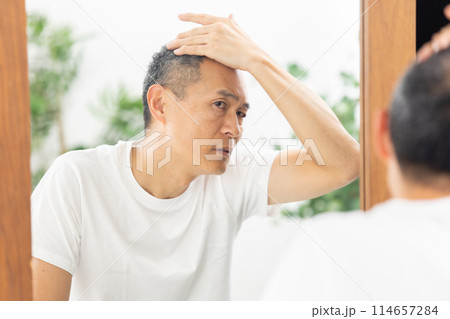 ミドル男性　ヘアケア　鏡 114657284