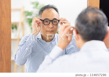 ミドル男性　メガネ　選ぶ 114657290