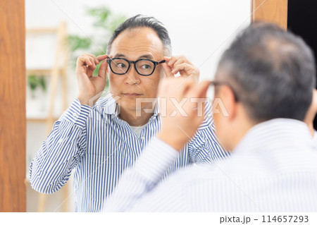 ミドル男性　メガネ　選ぶ 114657293