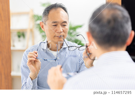 ミドル男性　メガネ　選ぶ 114657295