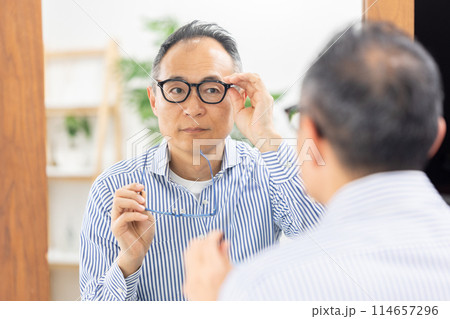 ミドル男性　メガネ　選ぶ 114657296