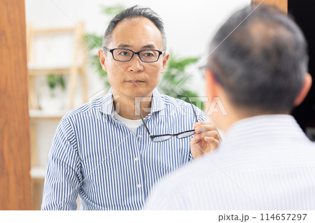 ミドル男性　メガネ　選ぶ 114657297