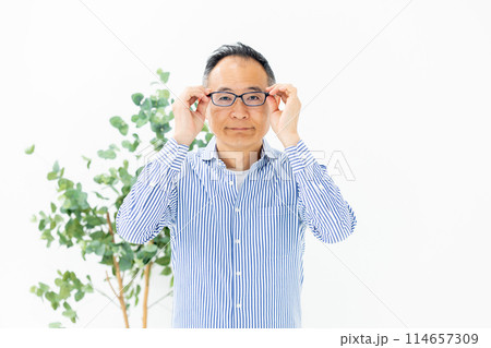 ミドル男性　メガネ　選ぶ 114657309