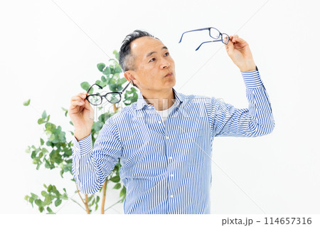 ミドル男性　眼鏡選び　迷う 114657316