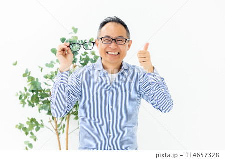 ミドル男性　メガネ　選ぶ 114657328