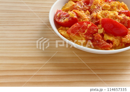 テーブル背景のトマト卵炒め 114657335