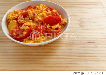 テーブル背景のトマト卵炒め テーブル背景のトマト卵炒め 114657351