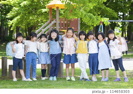 小学一年生 女の子 集合写真 小学一年生 女の子 集合写真 114658303