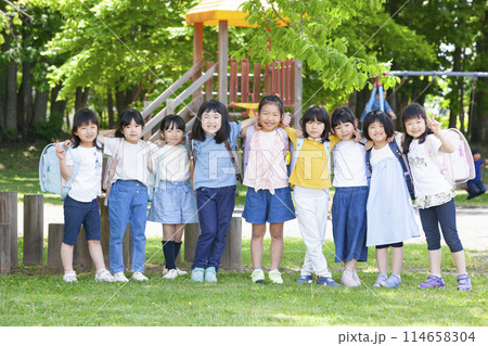 小学一年生 女の子 集合写真 小学一年生 女の子 集合写真 114658304