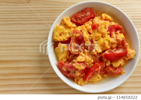テーブル背景のトマト卵炒め 114658322