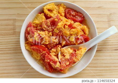 テーブル背景のトマト卵炒め 114658324