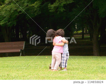 公園でぎゅーっとする女の子と男の子 114658824