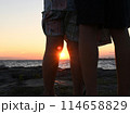 夕日を眺める二人の子供 114658829
