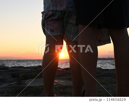 夕日を眺める二人の子供 114658829