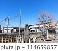 青空のもとの地方の駅前の風景 114659857