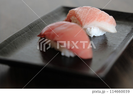 大トロに焦点を合わせたまぐろの寿司の画像 大トロに焦点を合わせたまぐろの寿司の画像 114660039