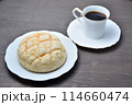 焼きたてのメロンパンとコーヒー 114660474