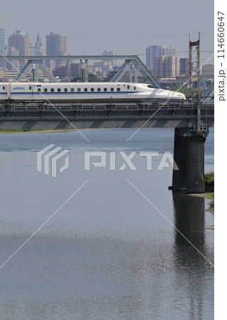 疾走する新幹線　 114660647