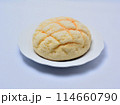 白い皿の上の焼きたてのメロンパン 114660790