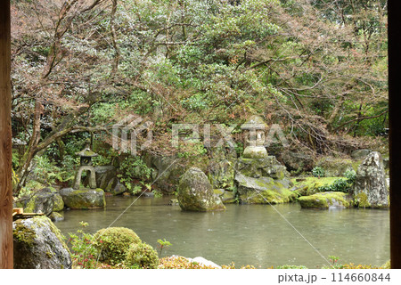 雨の蓮華寺 114660844