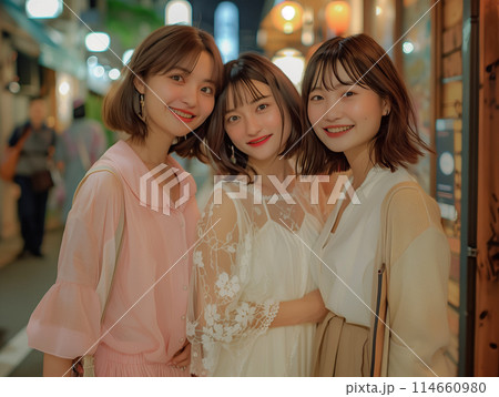 お出かけする仲良し3人組女子 114660980