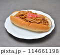 白い皿に乗ったおいしそうな焼きそばパン 114661198