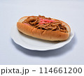 白い皿に乗ったおいしそうな焼きそばパン 114661200
