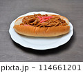 白い皿に乗ったおいしそうな焼きそばパン 114661201