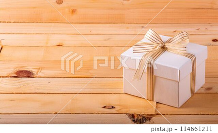 木の板の上に置かれたプレゼントボックス 木の板の上に置かれたプレゼントボックス 114661211