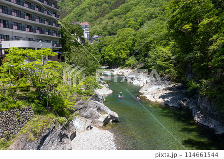 水上温泉でSUPを楽しむ人々 114661544
