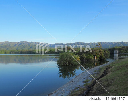 晴天の満濃池【香川県仲多度郡まんのう町】 114661567