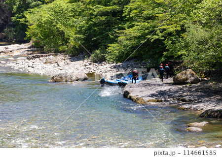 水上温泉の諏訪峡でラフティングを楽しむ人々 水上温泉の諏訪峡でラフティングを楽しむ人々 114661585