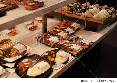 スーパーのお弁当 114661755