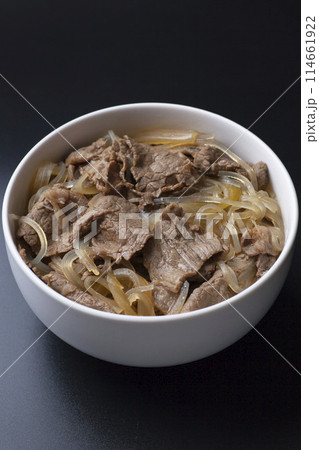 黒背景の牛丼の写真 黒背景の牛丼の写真 114661922
